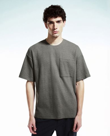  URBAN REVIVO - Áo thun nam cổ tròn tay ngắn phối túi 