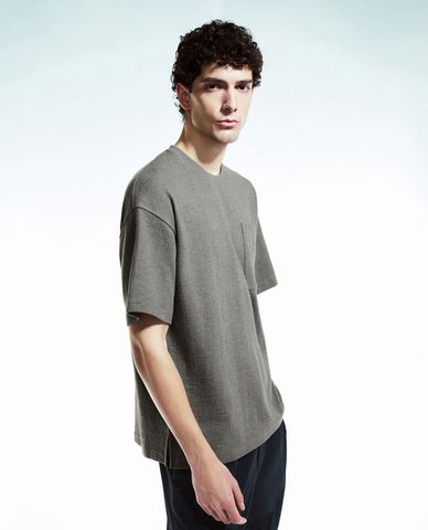  URBAN REVIVO - Áo thun nam cổ tròn tay ngắn phối túi 