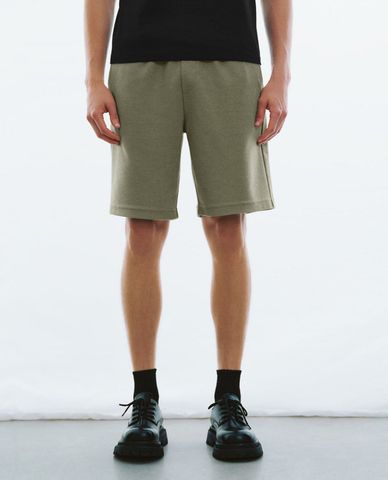  URBAN REVIVO - Quần short nam ngang gối lưng thun Draw String 