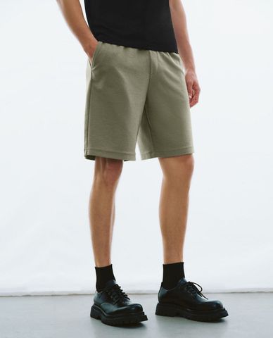  URBAN REVIVO - Quần short nam ngang gối lưng thun Draw String 