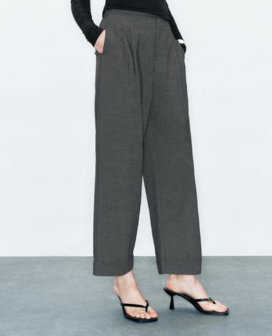  URBAN REVIVO - Quần nữ ống đứng xếp li thanh lịch Carrot 