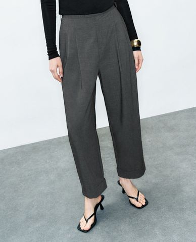  URBAN REVIVO - Quần nữ ống đứng xếp li thanh lịch Carrot 