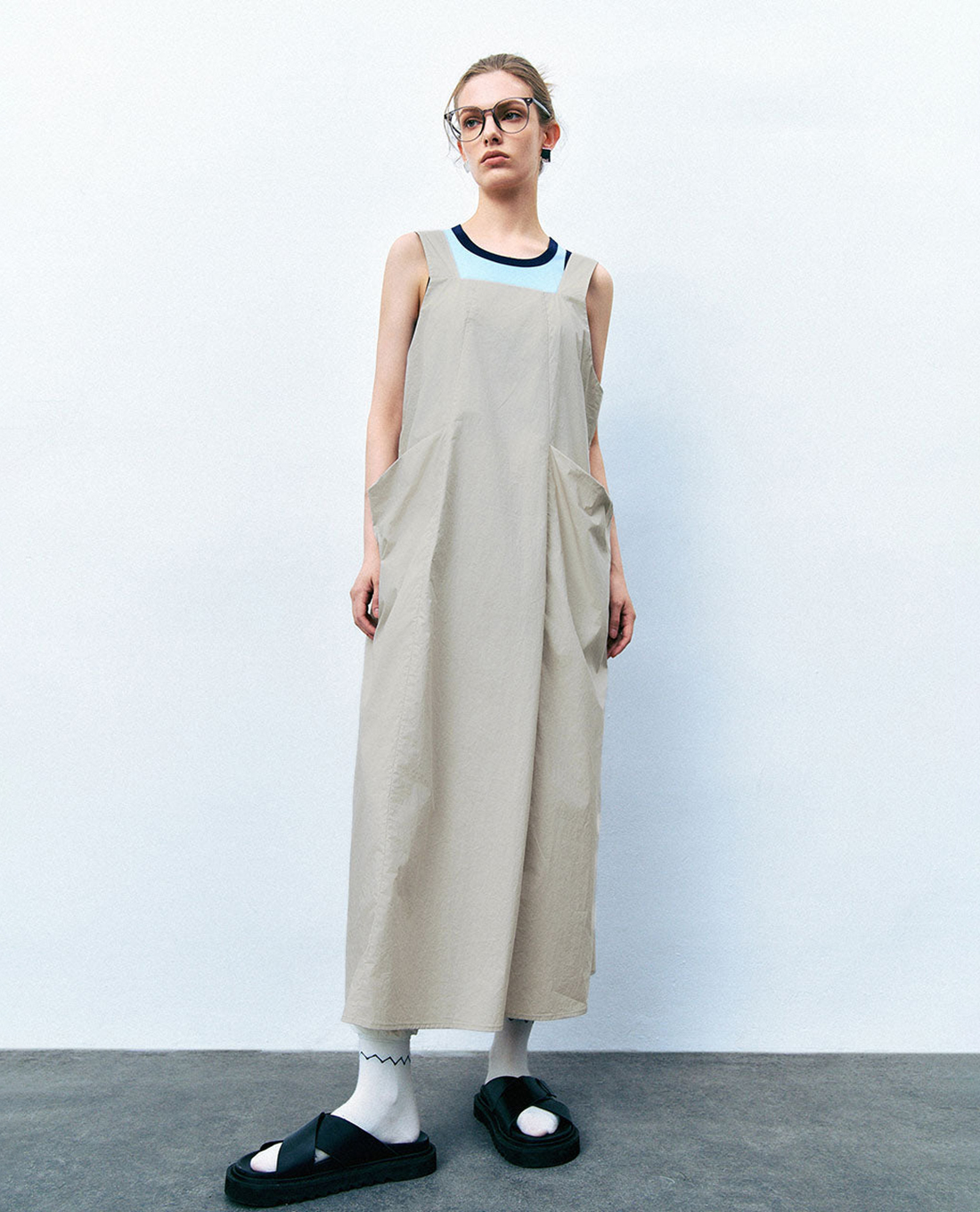 URBAN REVIVO - Đầm hai dây midi phối túi Straight A-Line