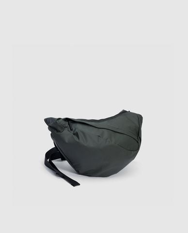  URBAN REVIVO - Túi đeo chéo nam phom hình thang 