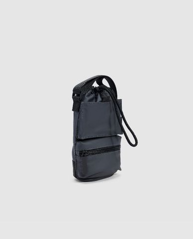  URBAN REVIVO - Túi đeo chéo nam dáng trụ Drawstring 