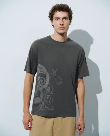  URBAN REVIVO - Áo thun nam cổ tròn tay ngắn Printed Straight 