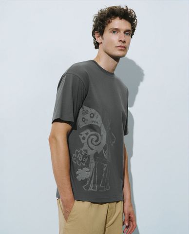  URBAN REVIVO - Áo thun nam cổ tròn tay ngắn Printed Straight 