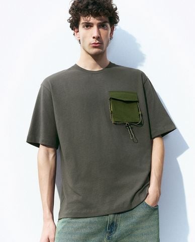  URBAN REVIVO - Áo thun nam cổ tròn tay ngắn phối túi trẻ trung Loose 