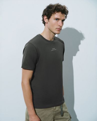  URBAN REVIVO - Áo thun nam cổ tròn tay ngắn Straight 