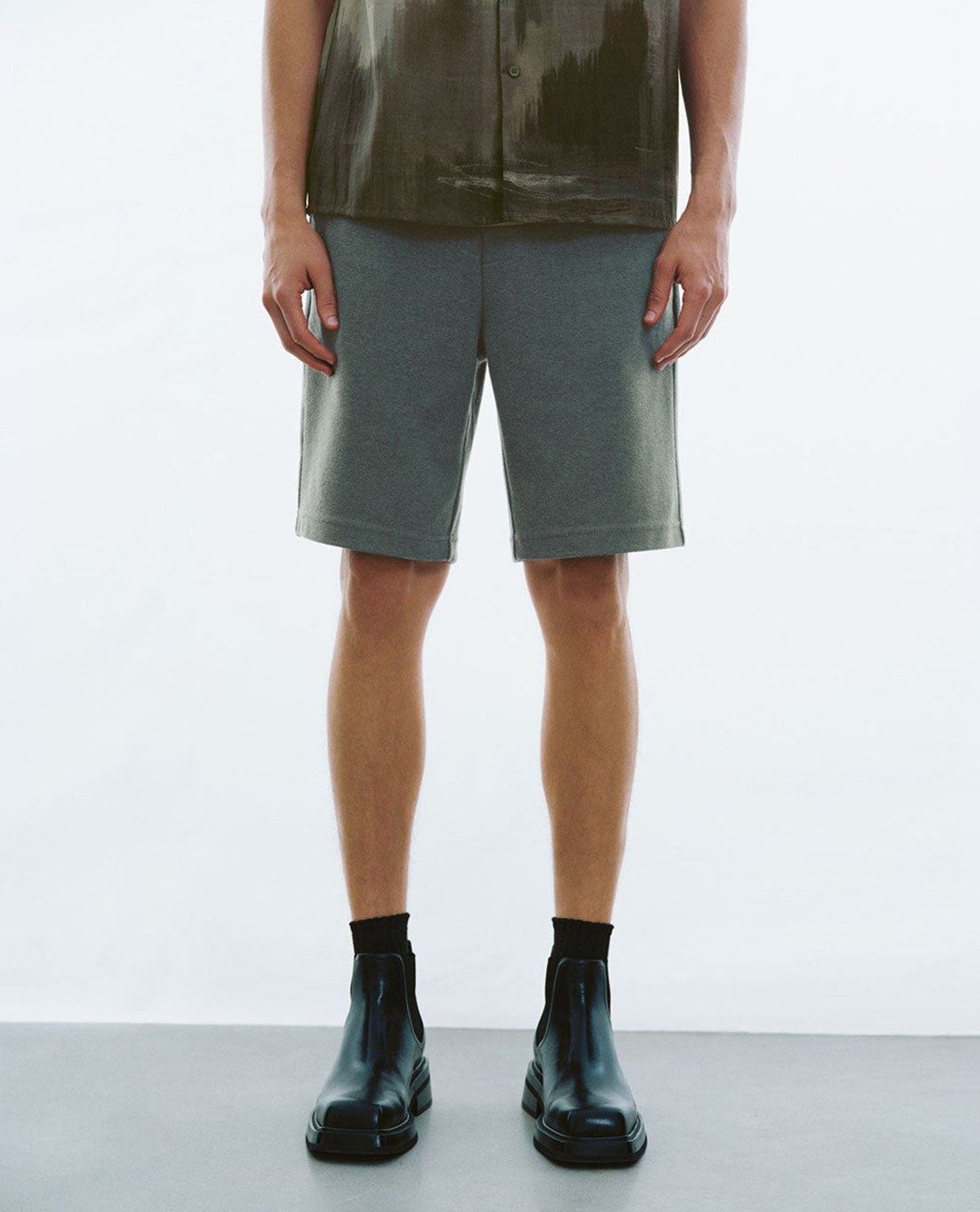 URBAN REVIVO - Quần short nam ngang gối lưng thun Draw String