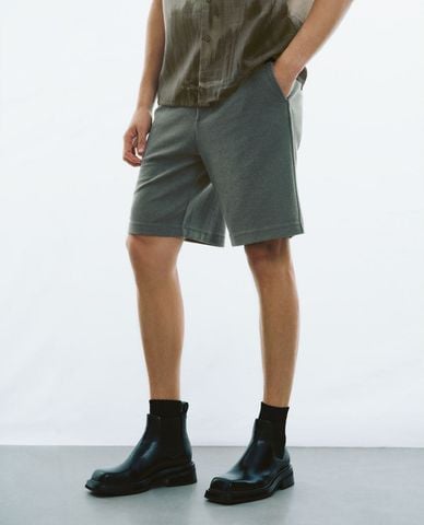  URBAN REVIVO - Quần short nam ngang gối lưng thun Draw String 