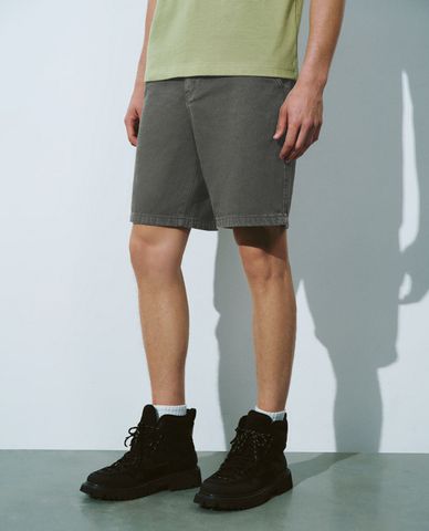  URBAN REVIVO - Quần shorts jean nam Loose Denim 