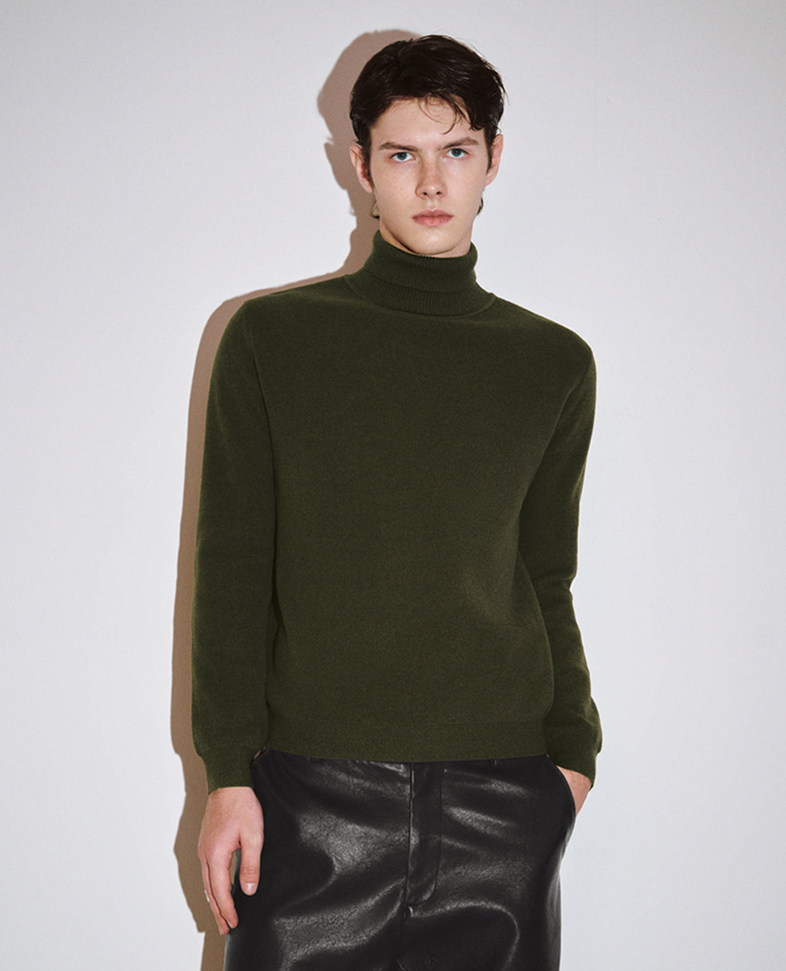 URBAN REVIVO - Áo dệt kim nam cổ lọ tay dài Turtle Neck