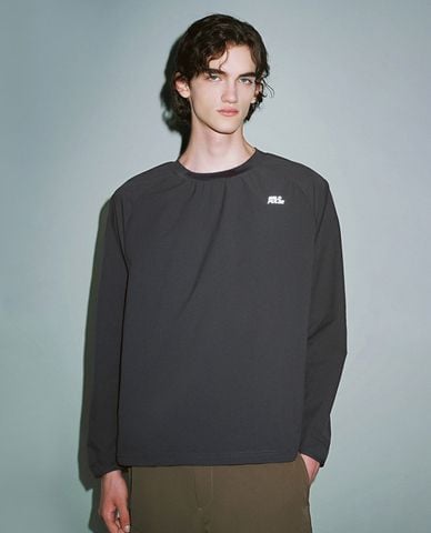  URBAN REVIVO - Áo thun nam cổ tròn tay dài Overhead 