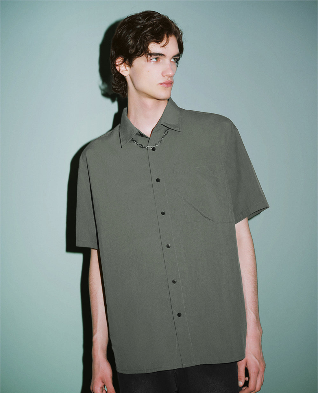 URBAN REVIVO - Áo sơ mi nam cổ bẻ tay ngắn Button Up Straight