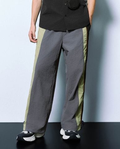  URBAN REVIVO - Quần nam ống rộng lưng thun phối dây rút Printed 