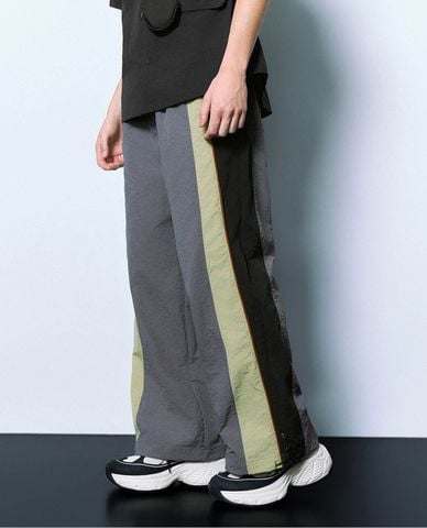  URBAN REVIVO - Quần nam ống rộng lưng thun phối dây rút Printed 