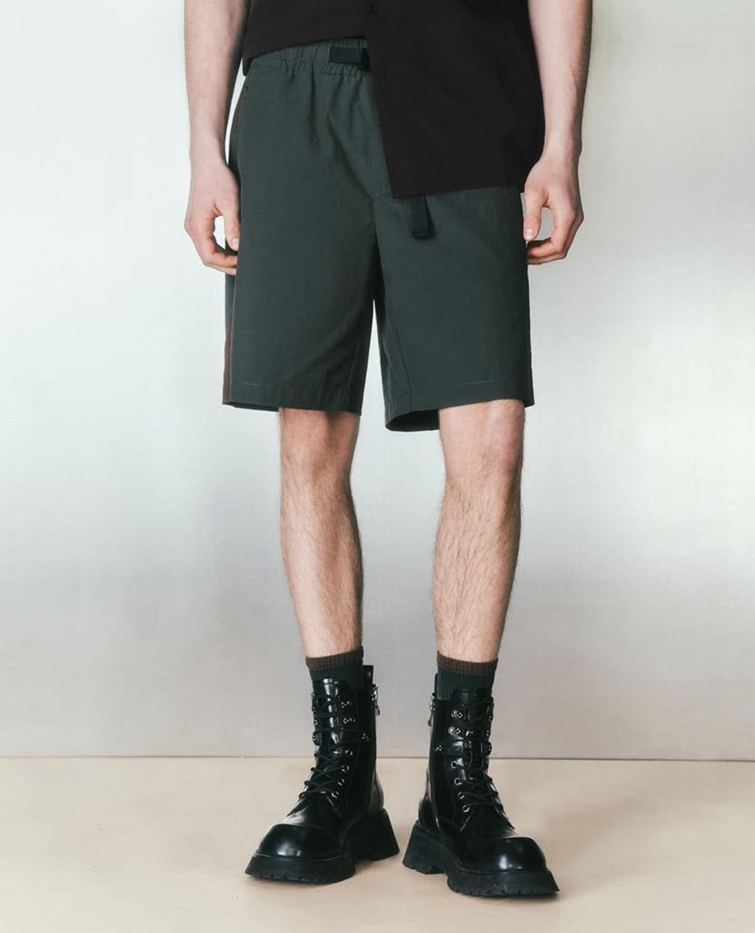 URBAN REVIVO - Quần short nam ngang gối Vogue