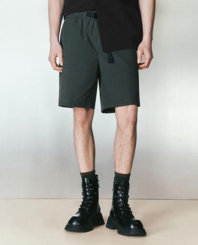  URBAN REVIVO - Quần short nam ngang gối Vogue 