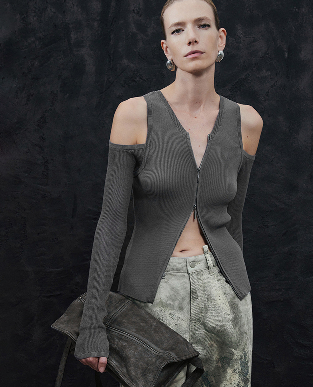 URBAN REVIVO - Áo dệt kim nữ tay dài phối khoá zip Cold Shoulder
