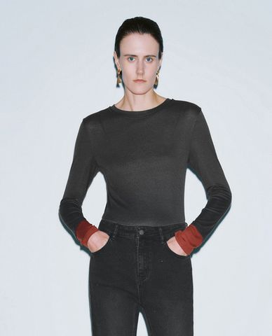  URBAN REVIVO - Áo thun nữ phom ôm hiện đại 