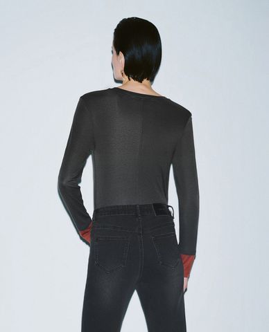  URBAN REVIVO - Áo thun nữ phom ôm hiện đại 