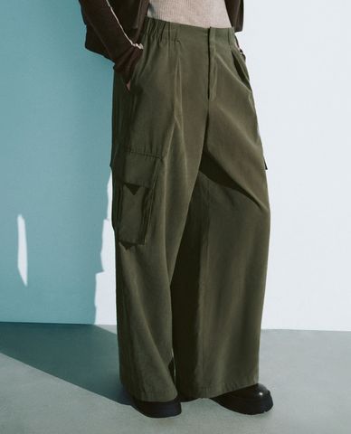  URBAN REVIVO - Quần nữ ống rộng lưng thun phối túi Loose 