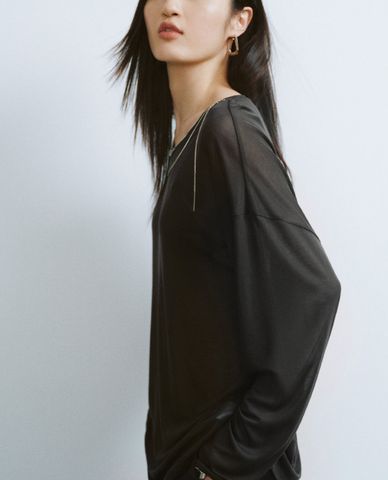  URBAN REVIVO - Áo kiểu nữ cổ tròn dài tay xuyên thấu 