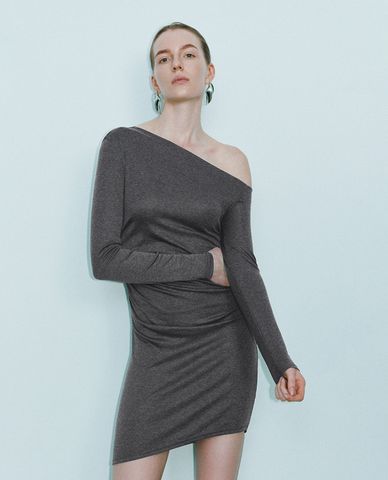  URBAN REVIVO - Đầm body mini tay dài lệch vai 