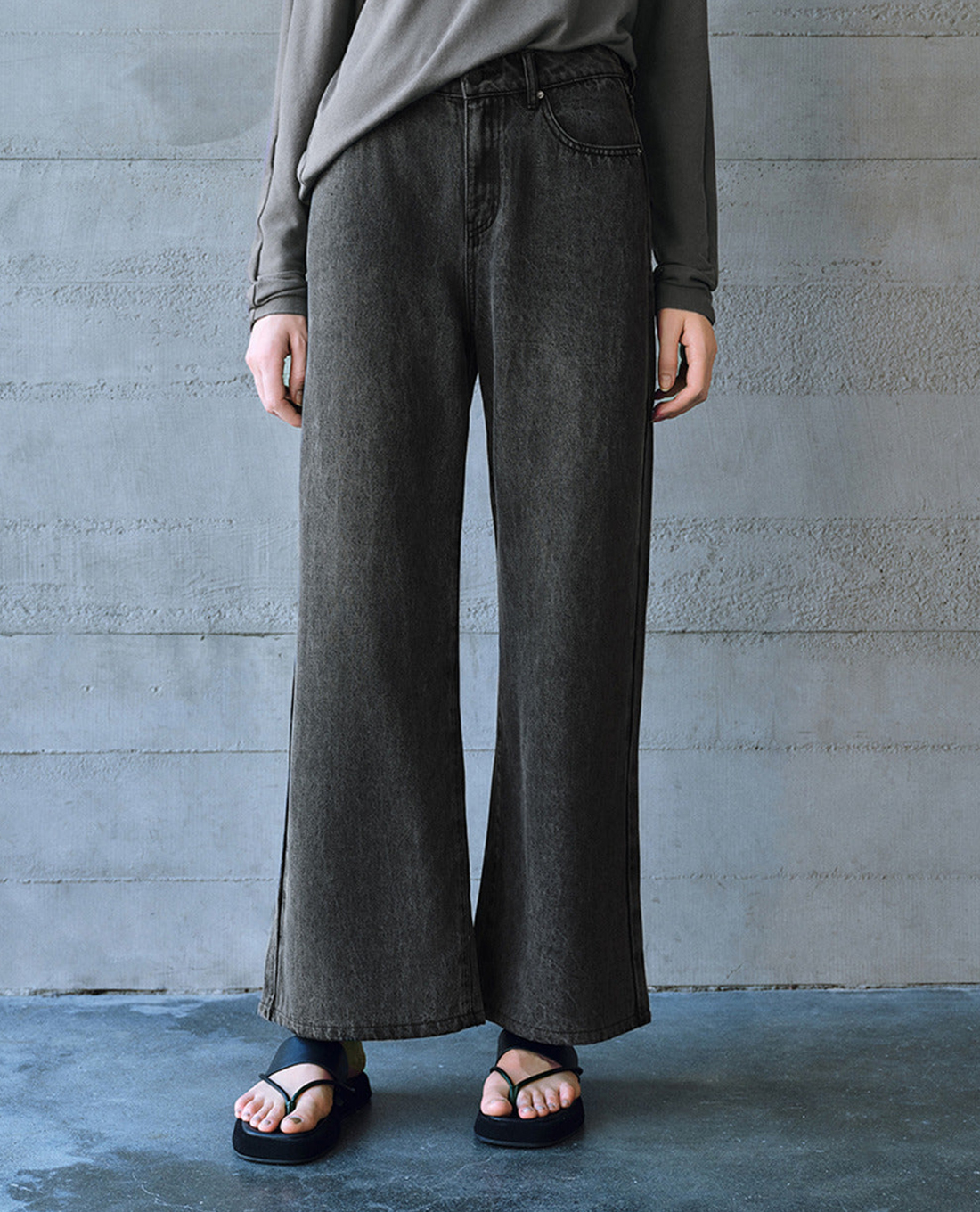 URBAN REVIVO - Quần jeans nữ ống rộng wash bạc cá tính