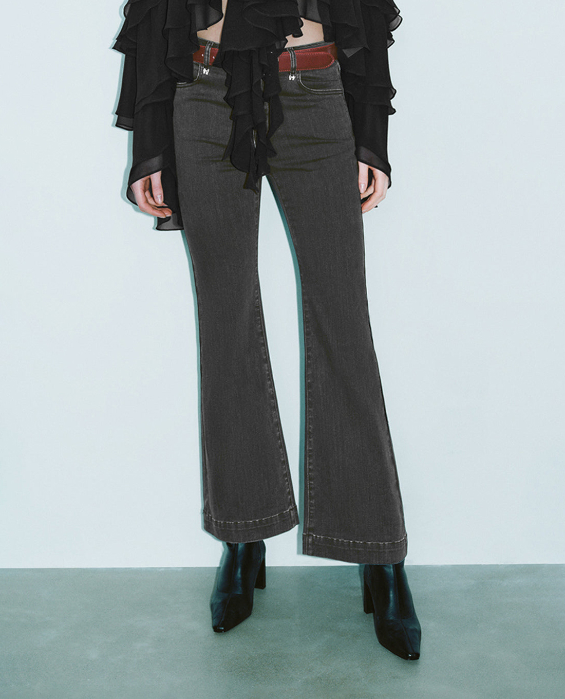 URBAN REVIVO - Quần jeans nữ ống loe cá tính