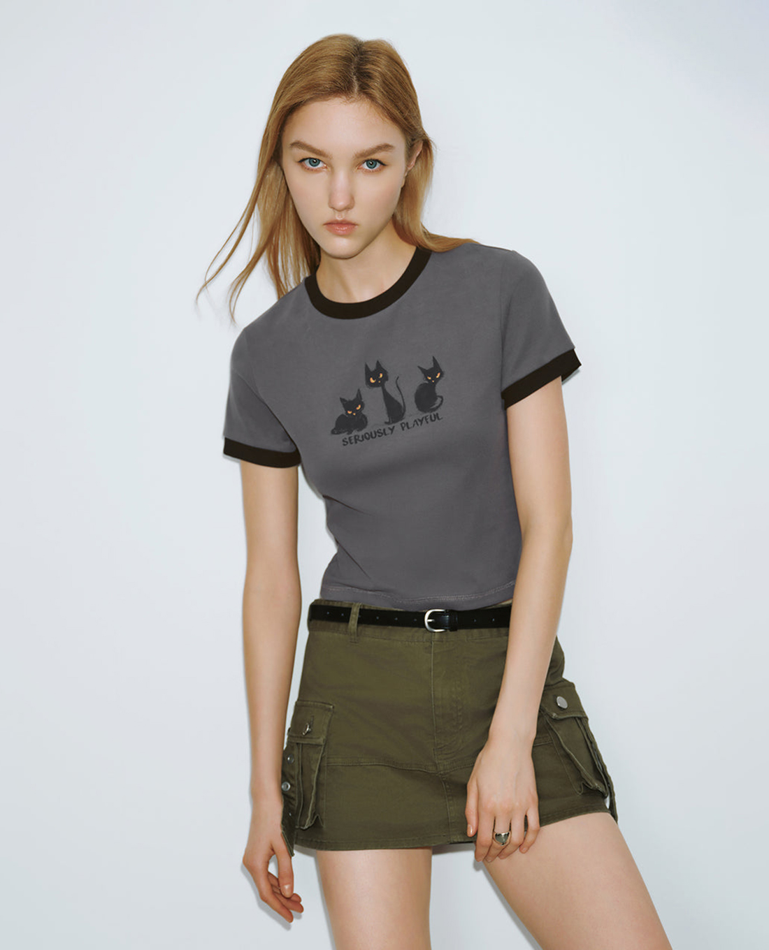 URBAN REVIVO - Áo croptop nữ cổ tròn tay ngắn phối hoạ tiết