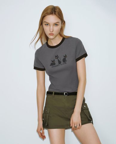  URBAN REVIVO - Áo croptop nữ cổ tròn tay ngắn phối hoạ tiết 