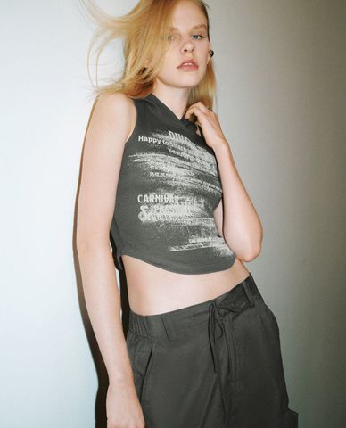  URBAN REVIVO - Áo sát nách phom ôm in hoạ tiết cá tính 