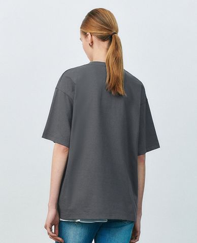  URBAN REVIVO - Áo thun nữ cổ tròn tay ngắn in họa tiết 