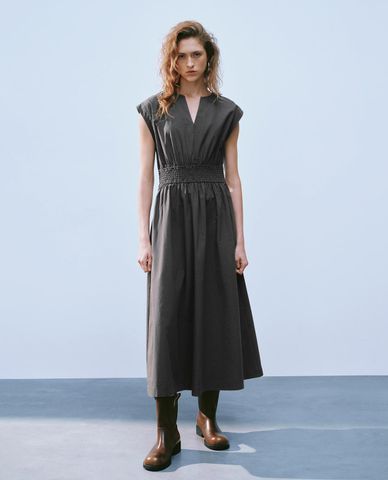  URBAN REVIVO - Đầm sát nách midi cổ V 