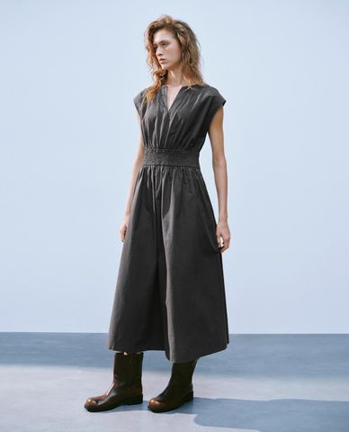  URBAN REVIVO - Đầm sát nách midi cổ V 