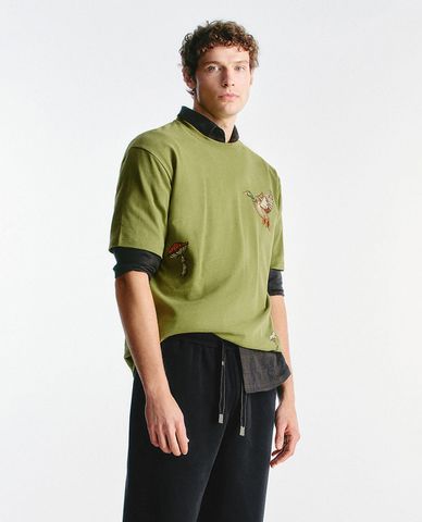  URBAN REVIVO - Áo thun nam cổ tròn tay ngắn in họa tiết 