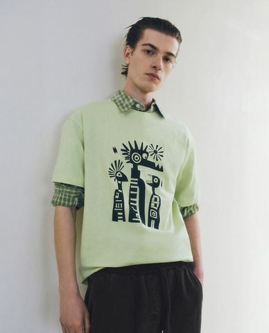  URBAN REVIVO - Áo thun nam cổ tròn in hình thời trang 