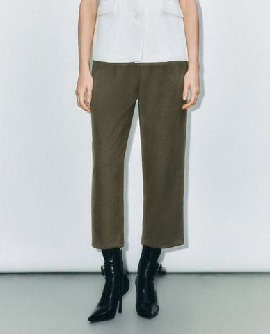  URBAN REVIVO - Quần nữ ống đứng xếp li thanh lịch Carrot 