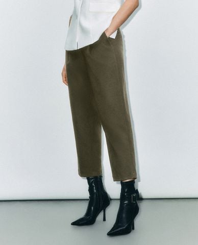  URBAN REVIVO - Quần nữ ống đứng xếp li thanh lịch Carrot 