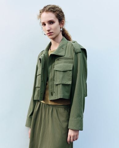  URBAN REVIVO - Áo khoác croptop nữ phối túi hộp cá tính 