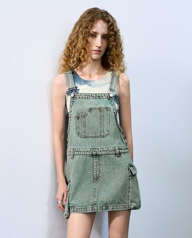 URBAN REVIVO - Đầm denim mini dạng yếm trẻ trung 