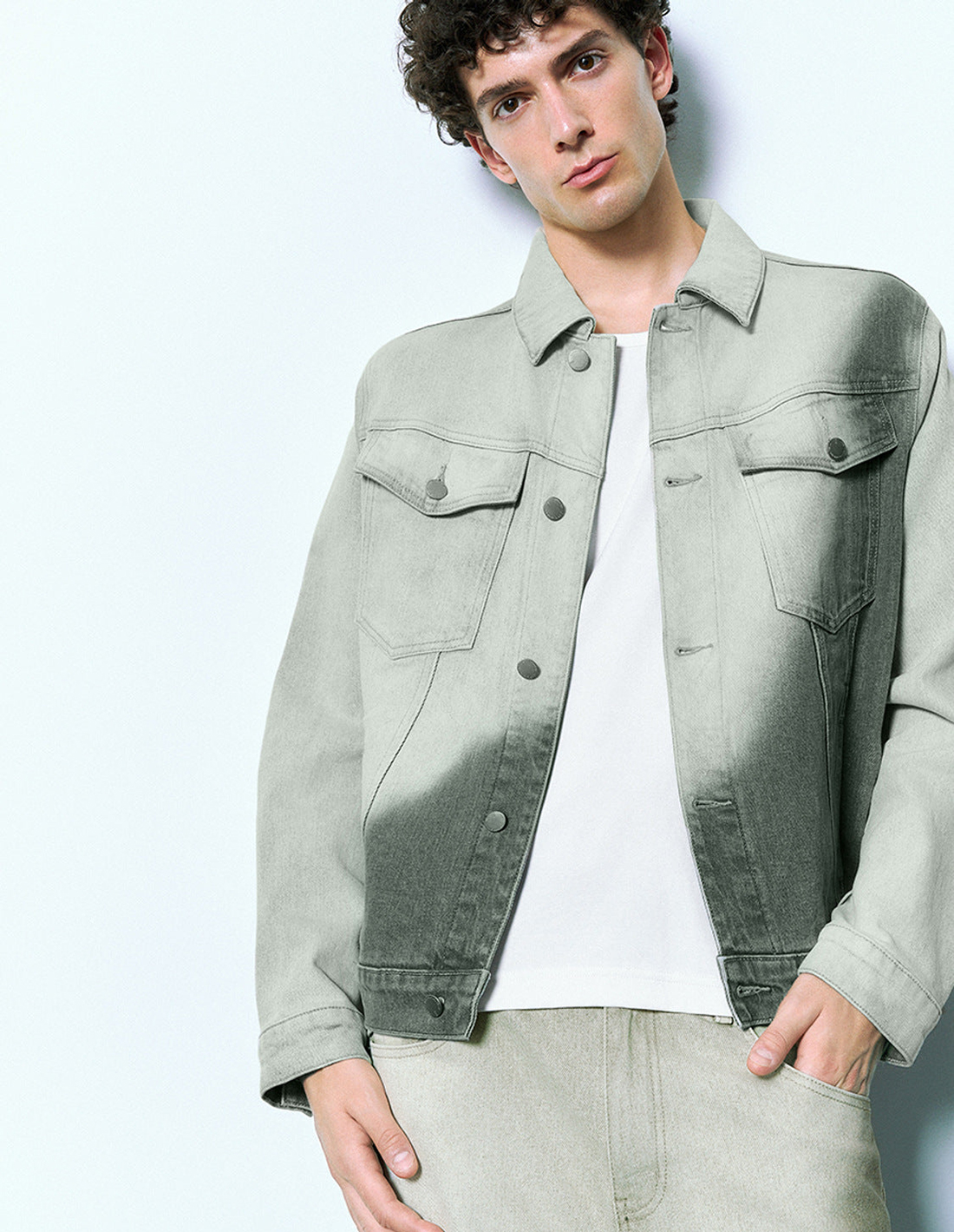 URBAN REVIVO - Áo khoác denim nam cổ bẻ tay dài Gradient