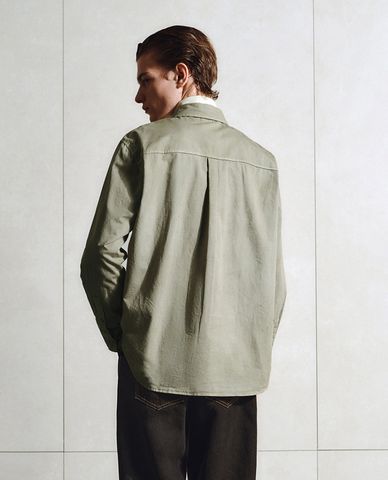  URBAN REVIVO - Áo sơ mi nam cổ bẻ tay dài 