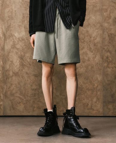  URBAN REVIVO - Quần short nam ống rộng lưng thun 