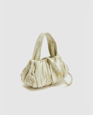  URBAN REVIVO - Túi đeo vai nữ phom chữ nhật xếp nếp 