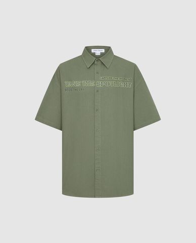  URBAN REVIVO - Áo sơ mi nam cổ bẻ tay ngắn in chữ 