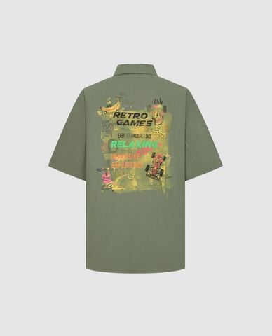  URBAN REVIVO - Áo sơ mi nam cổ bẻ tay ngắn in chữ 