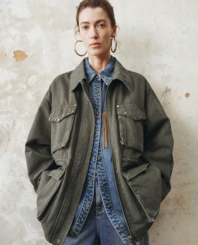  URBAN REVIVO - Áo khoác denim nữ phối túi hộp thời thượng 